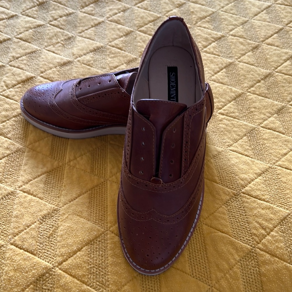 Shoe mint slip on leather oxfords never worn!  Size 6.5 women’s shoes!